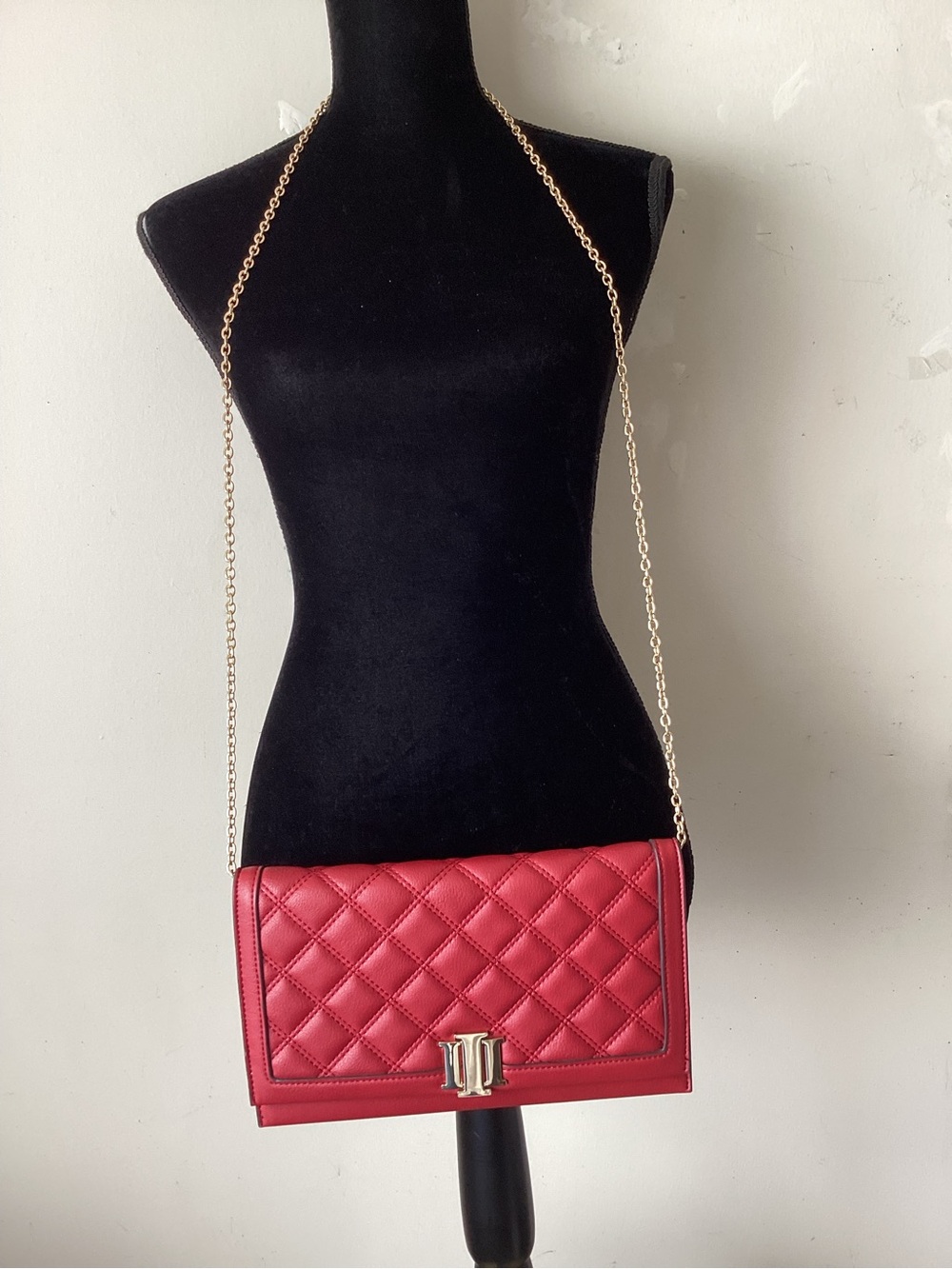 International concepts Red Chain Shoulder Bag - Elegant Women's Crossbody